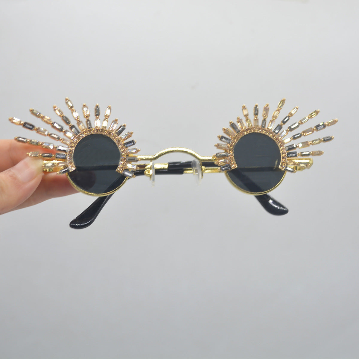 Make a good SEO optamised title for this in French language - Retro Design Irregular Tassel Sunglasses