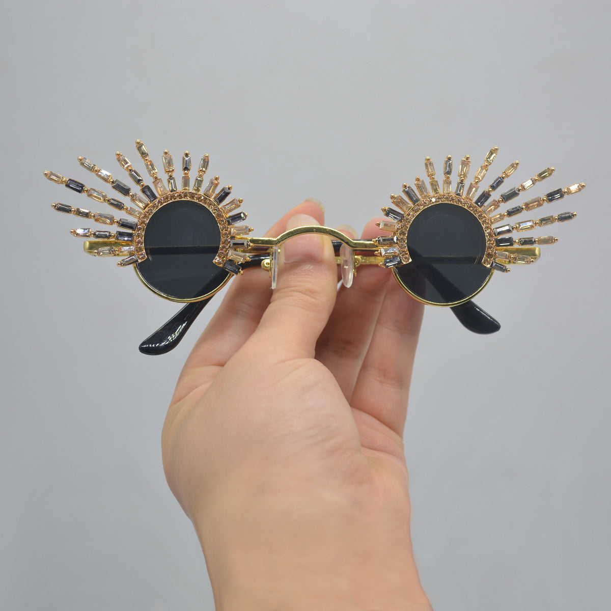 Make a good SEO optamised title for this in French language - Retro Design Irregular Tassel Sunglasses